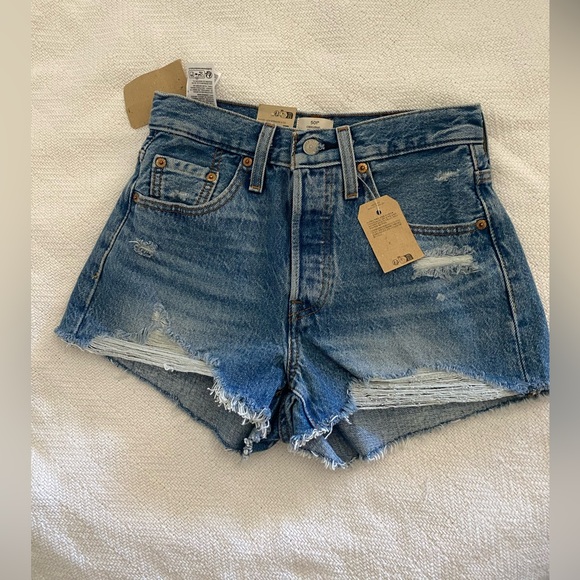 Levi's Pants - 🖤 NWT Levi's Distressed High-Rise Denim Shorts w/tags